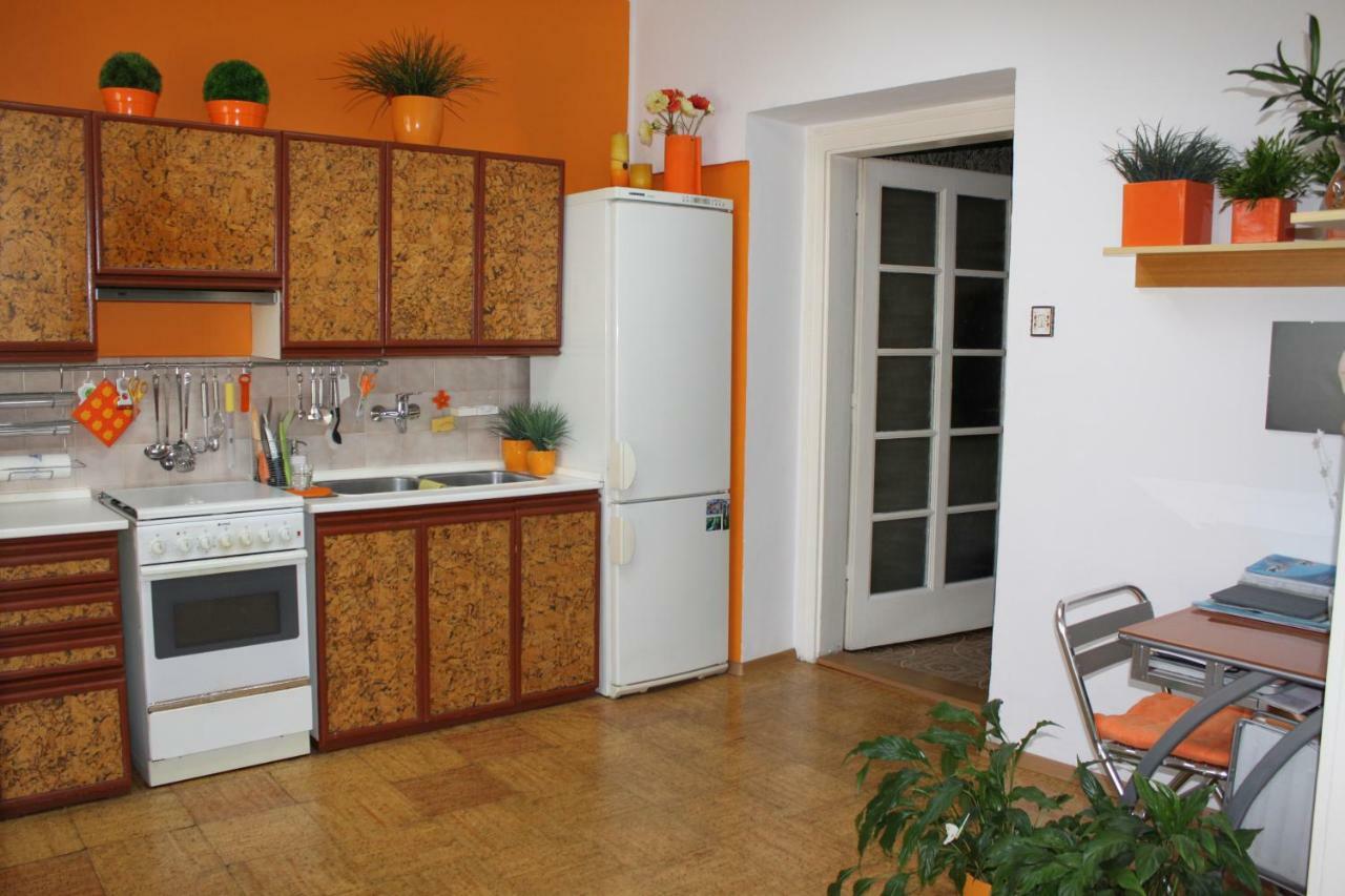 Cosy Apartment Under The Tower Прага Екстер'єр фото