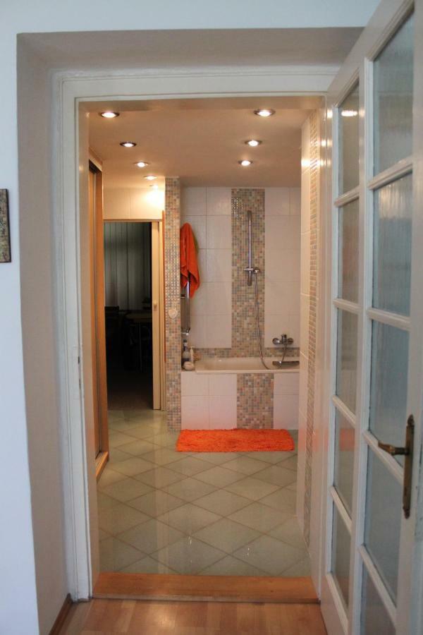 Cosy Apartment Under The Tower Прага Екстер'єр фото